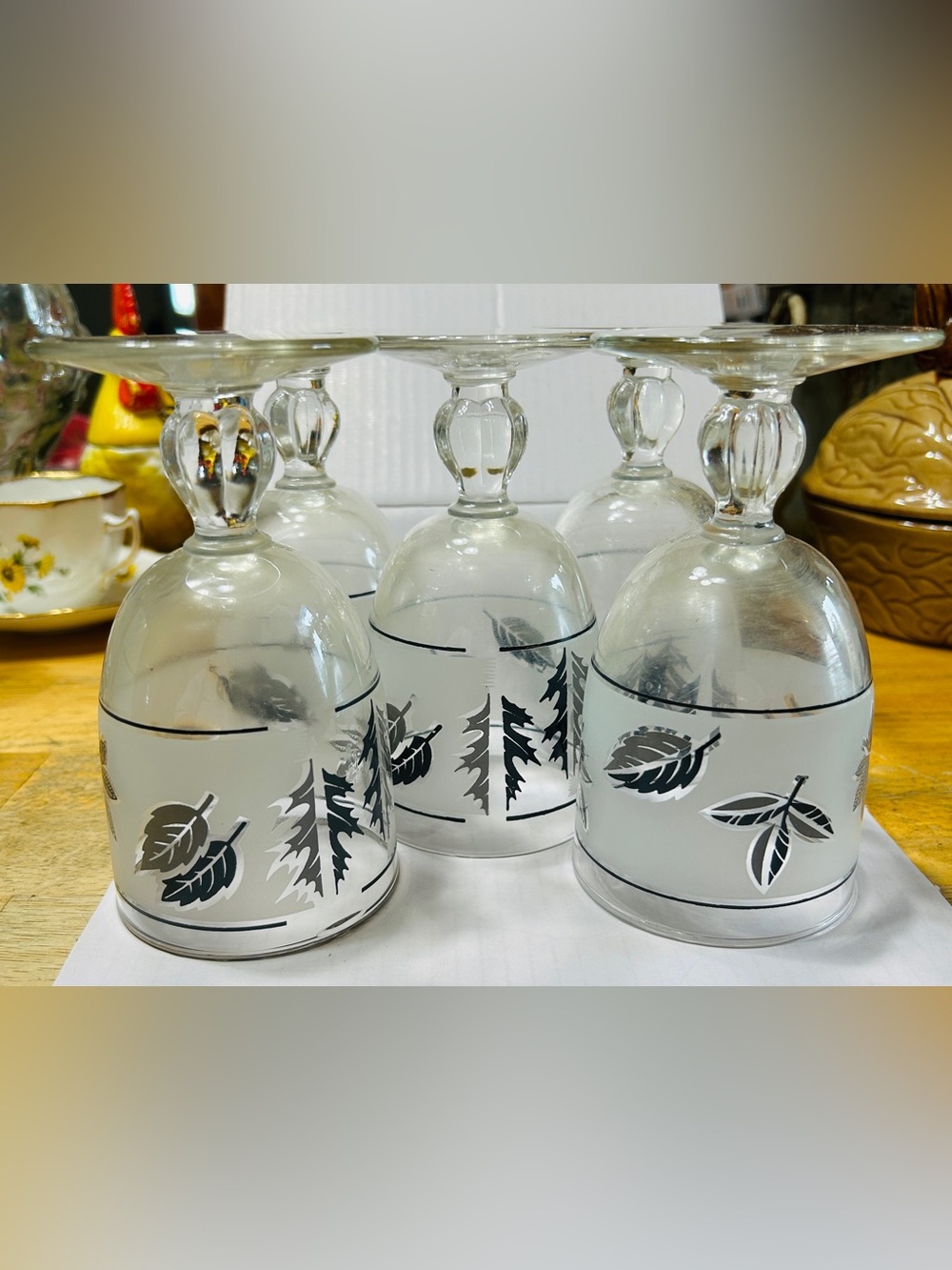 Vintage water goblets by Libbey in frosted silver leaf pattern. Set of 5. - Picture 4 of 4